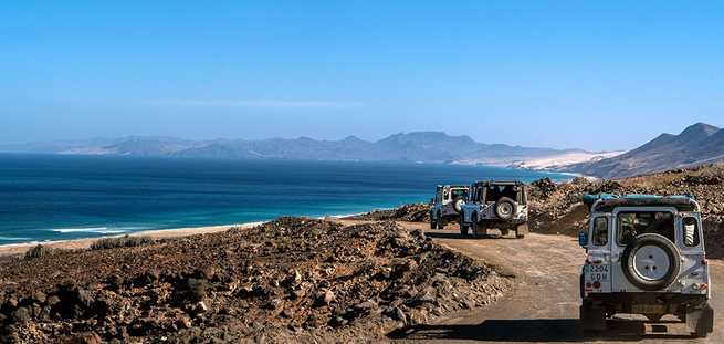 Voertuigen onderweg om het Cofete-strand te bezoeken op Jeepsafari
