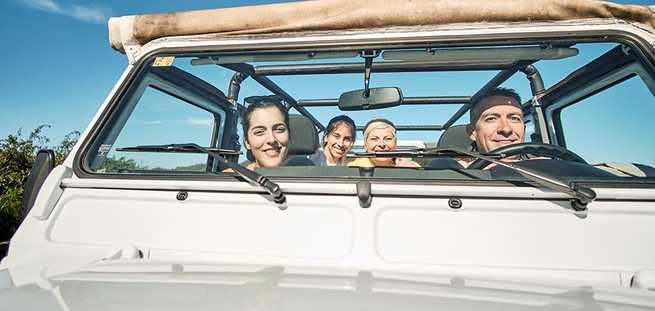 Famille en train de profiter de l'excursion Jeep Safari au Teide en privé