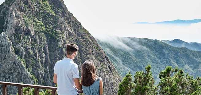 Paar auf einem Aussichtspunkt von La Gomera beim Privatausflug VIP Tour