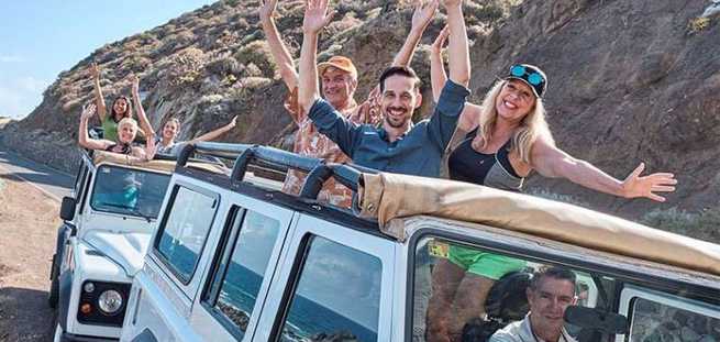 Famiglia durante l'escursione Jeep Safari a Masca in privato