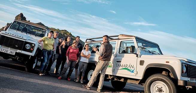 Ausflügler und Fremdenführer bei der privaten Jeep Safari auf den Teide