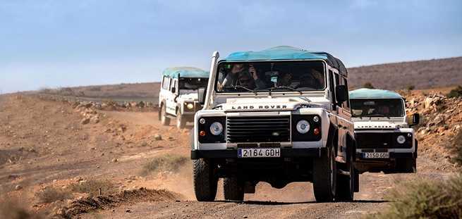 Caravana de vehículos en excursión Jeep Safari en Lanzarote