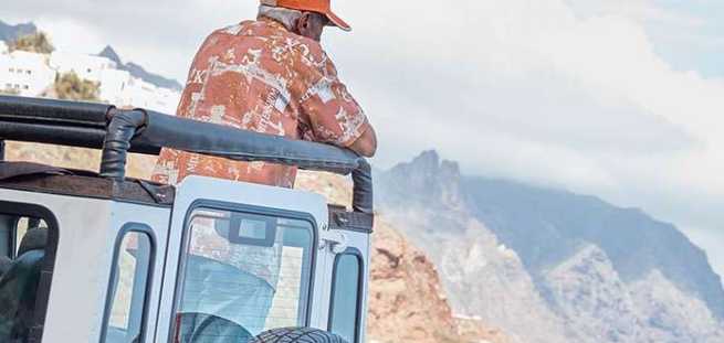 Tourist genieß den Ausblick auf Masca im privaten Geländewagen