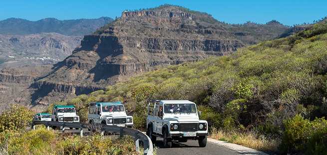 Jeep Safari w kolumnie na wyspie Gran Canaria