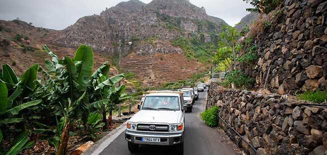 Jeep transitando por una carretera de La Gomera