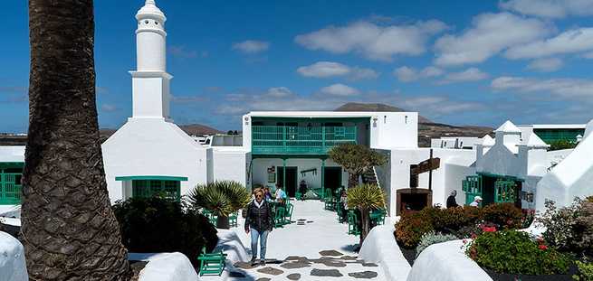 Wit dorp op Lanzarote tijdens de excursie Jeepsafari Vulkanische Route
