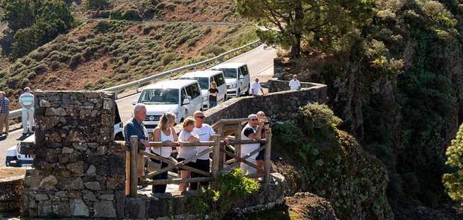 Turyści w punkcie widokowym na Gran Canarii na panoramicznej wycieczce VIP