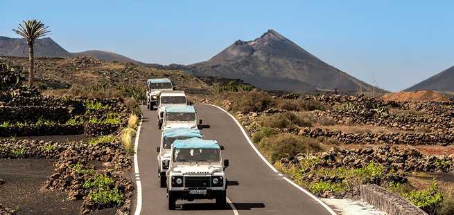 Route durch die Berge von Timanfaya auf Lanzarote mit der Jeep Safari