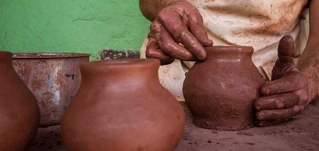 Élaboration des vases d'argile à La Gomera en privé