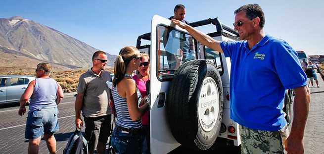 Famille en train de profiter du Teide en jeep en privé