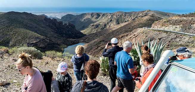 Turyści na Jeep Safari w punkcie widokowym na wyspie Gran Canaria