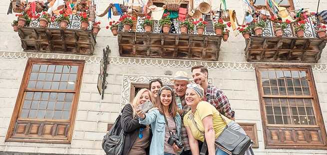 Familie macht ganz exklusiv ein Foto von sich vor der Casa de los Balcones auf Teneriffa