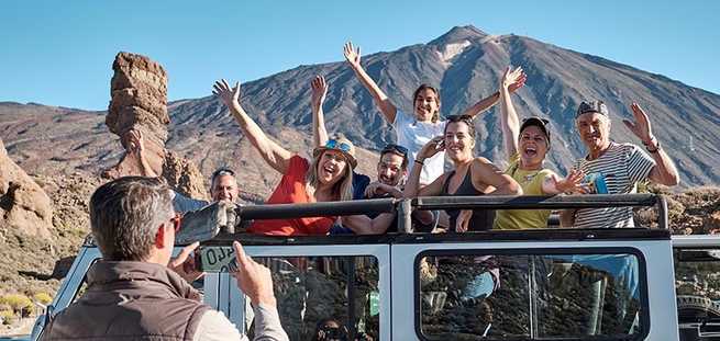 Groupe de personnes en train de se prendre une photo dans le Jeep Safari au Teide en privé