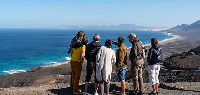 Turisti durante l'escursione a Cofete a Fuerteventura in Jeep Safari